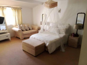 Three bedrooms in tranquil setting in Rondebosch